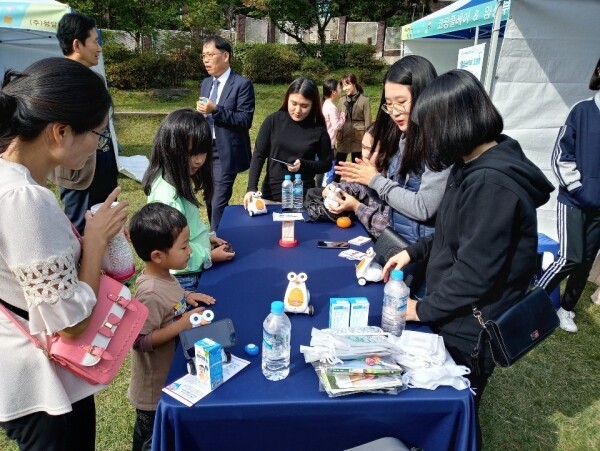 삼육보건대학교(총장 박두한) 아동보육과 학생들은 10월 9일 동대문구와 삼육재단이 함께하는 ‘다 같이 키움의 날’ 행사에 봉사자로 참여해 영유아 대상 코딩교육을 비롯한 페이스페인팅, 요술풍선 등 다양한 봉사활동을 실시했다. (사진: 삼육보건대 제공)
