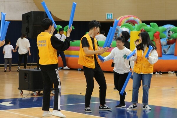 상명대 학생들과 체육활동 중인 나사렛새꿈학교 학생 (사진: 상명대 제공)