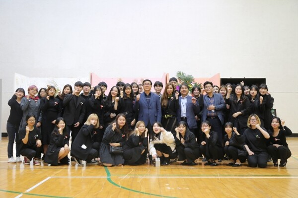 연암대 육근열 총장과 플로리스트리전공 재학생들이 졸업작품 전시회를 기념해 한 자리에 모였다