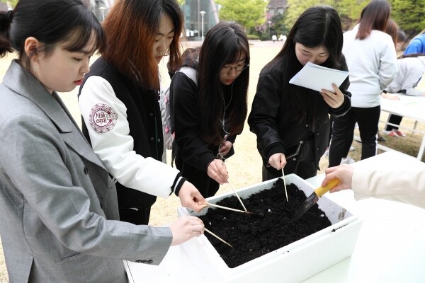 서울여자대학교(총장 전혜정)는 10월 16일 오전 10시 서울 노원구 서울여대 학생누리관 앞에서 저탄소 그린캠퍼스 사업의 일환으로 ‘앗! 지렁이가 학생들에게 간식을 쏜다!’ 행사를 열었다. (사진: 서울여대 제공)