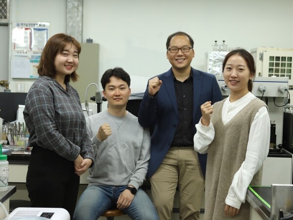 인하대 고분자공학과 위정재 교수와 박사과정에 있는 원수경 학생 등이 퀘도운동이 가능한 소프트로봇을 제작연구한 논문이 네이처 커뮤니케이션즈 10월호에 게재됐다. (사진: 인하대 제공)