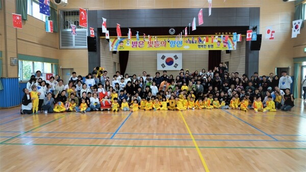 협약식 사진(왼쪽 대구사이버대학교 이근용 총장, 오른쪽 대구장애인종합복지관 김대영 관장)