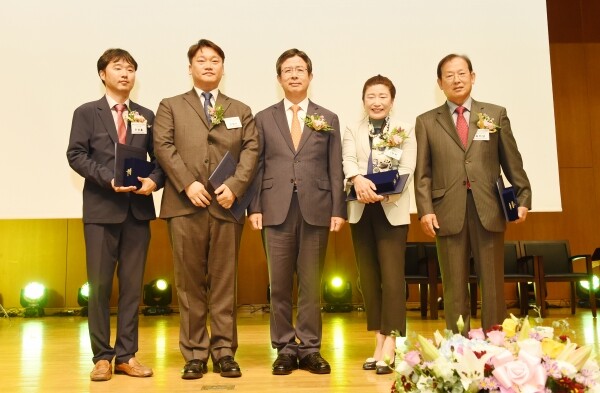 제16회 자랑스러운 부경인상 수상자 기념촬영. (왼쪽부터) 주영흠 대표이사, 한정수 대표이사, 김영섭 총장, 서영옥 대표이사, 옥치남 대표이사 (사진: 부경대 제공)
