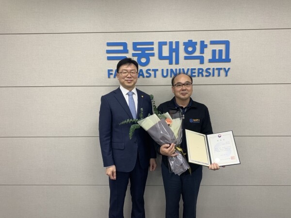 부총리 겸 교육부장관 표창을 받은 최재헌 재무과장(우)과 극동대 한상호 총장