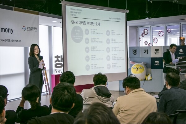 청년해결단은 ‘SNS 홍보’와 ‘디자인’ 두 분야로 나뉘어 참여기업의 현안을 해결한다. 풍부한 실무 경험을 갖춘 예술·디자인대학 교수진이 함께한다. 사진은 디자인 분야를 담당한 정지연 교수 (사진: 경희대 제공)