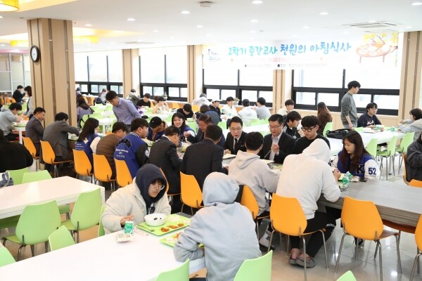 강원대학교(총장 김헌영)는 중간고사 기간을 맞아 10월 23일 오전 8시부터 아침식사를 1천원에 제공하는 「멘토와 함께 하는 천원의 아침식사」 행사를 개최했다. (사진: 강원대 제공)