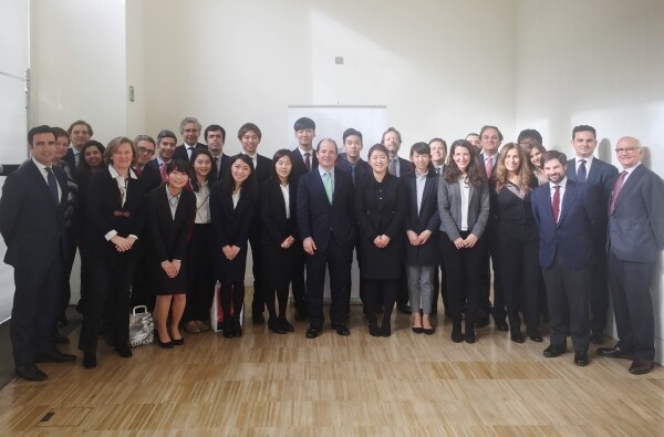 인턴십 참여 학생들이 하이메 호르베나 회장 및 베르헤 관계자들과 기념촬영을 하고 있다. (사진: 중앙대 제공)