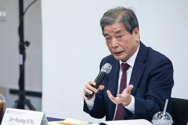 23일 경기 고양시 킨텍스에서 열린 '한-OECD 국제교육컨퍼런스'에 참석한 김진경 국가교육회의 의장이 기자회견에서 질문에 답하고 있다. (사진: 교육부)