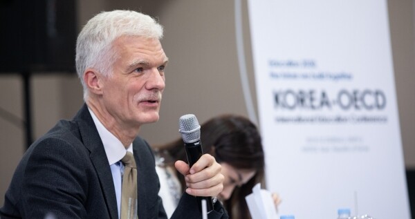 23일 경기 고양시 킨텍스에서 열린 '한-OECD 국제교육컨퍼런스'에 참석한 안드레아스 슐라이허 경제협력개발기구(OECD) 교육국장이 기자회견에서 질문에 답하고 있다. (사진: 교육부)
