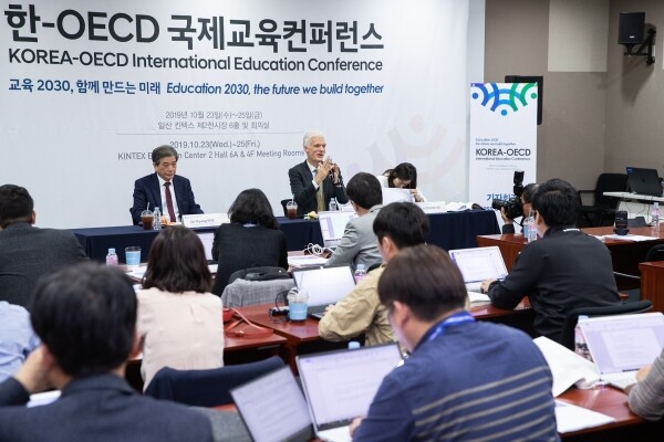 23일 경기 고양시 킨텍스에서 열린 '한-OECD 국제교육컨퍼런스'에 참석한 김진경 국가교육회의 의장(왼쪽)과 안드레아스 슐라이허 경제협력개발기구(OECD) 교육국장이 기자회견에서 질문에 답하고 있다. (사진: 교육부)