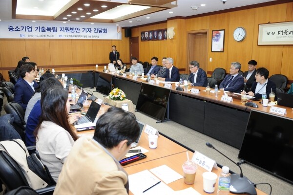 코리아텍 이성기 총장은 24일 본관 2층 중회의실에서 ‘중소기업 핵심 소재·부품·장비 기술자립 역량강화 지원 방안’을 발표했다.