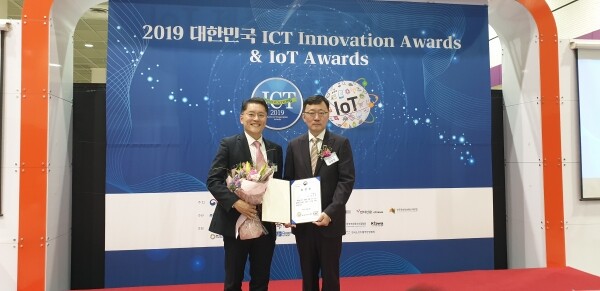 한성대 김승천 교수(좌)가 10월 24일 강남구 코엑스에서 개최된 ‘2019 대한민국 ICT 이노베이션 어워즈(ICT Innovation Awards)’에서 최고상인 과학기술정보통신부장관상을 수상했다. (사진: 한성대 제공)