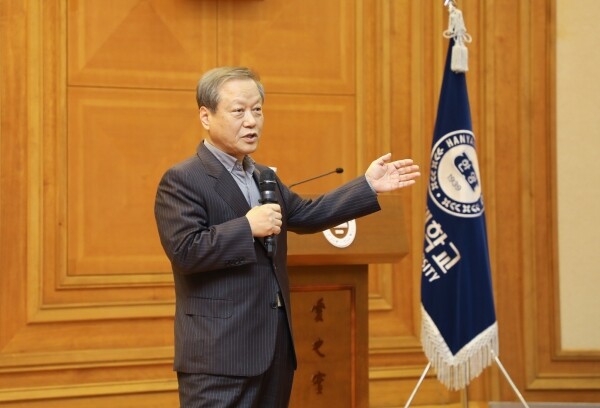 최열 환경재단 이사장이 10월 25일 오후 한양대학교(총장 김우승) 서울캠퍼스 백남학술정보관에서 진행된 환경보호전문가 강연회에서 ‘탄소경제에서 순환경제로’를 주제로 이야기하고 있다. (사진: 한양대 제공)