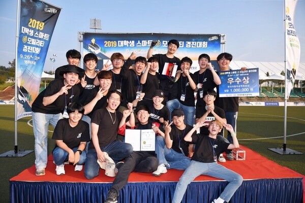 삼육대학교(총장 김성익) 자작자동차 동아리 TEAM MFS(지도교수 고장혁 류한철)가 9월 27일 전남 영광군 영광스포티움에서 개최된 ‘2019 대학생 스마트 e-모빌리티 경진대회’에서 전기차 부문 우수상(한국자동차공학회장상)을 차지했다. (사진: 삼육대 제공)