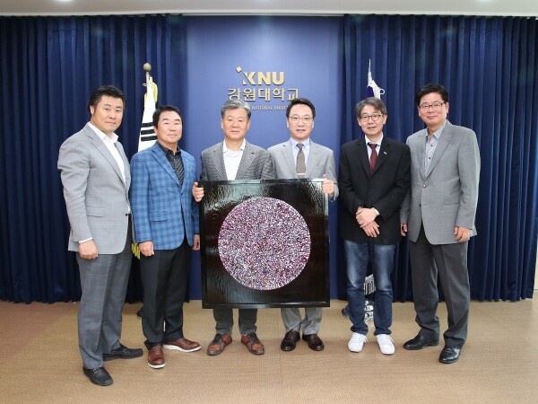 강원대학교(총장 김헌영)는 10월 29일 오전 11시 대학본부에서 나전칠기 명장 김영준(59) 작가의 작품 ‘코스모스’ 기증식을 개최했다. (사진: 강원대 제공)