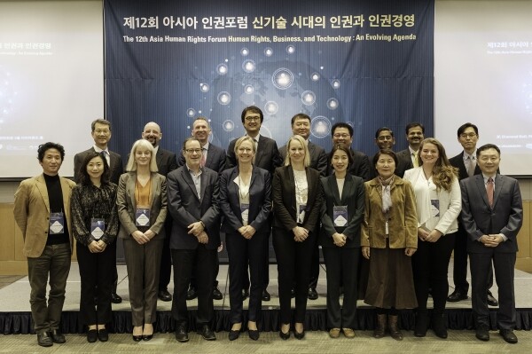 고려대학교(총장 정진택) 인권센터(센터장 서창록)는 휴먼아시아, 유엔인권최고대표사무소(OHCHR), 에섹스(Essex) 대학교 경제사회 연구위원회(ESRC) 빅데이터와 기술 프로젝트, 한국인권학회와 공동으로 ‘제12회 아시아 인권포럼: 신기술 시대의 인권과 인권경영’을 10월 29일과 30일 양일간 여의도 전경련회관 다이아몬드 홀에서 개최했다. (사진: 고려대 제공)