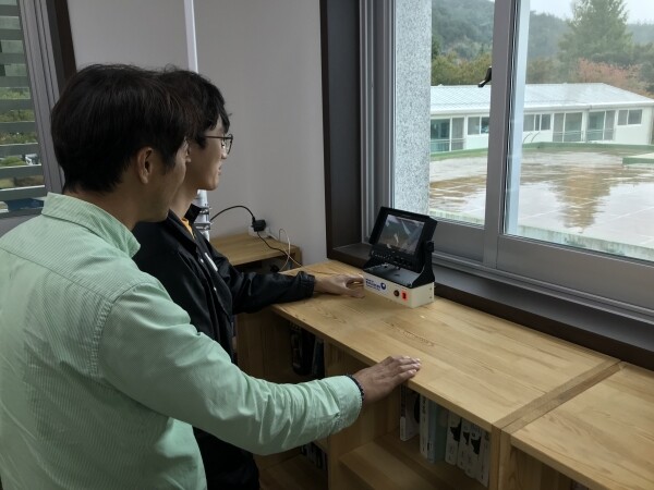 무선수중카메라 시스템으로 회귀연어를 관찰하는 모습