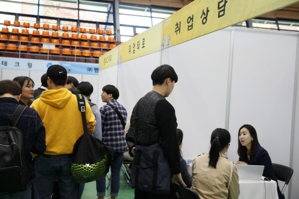 한국산업기술대학교(총장직무대행 박철우, 이하 산기대)가 10월 30일 우수 인재를 찾는 유망 기업들과 구직 대학생 및 지역 청년들의 현장 취업을 연계하는 ‘A-Class 500 Job Fair’행사를 교내 체육관에서 가졌다. 상담중인 학생들 모습 (사진: 산기대 제공)