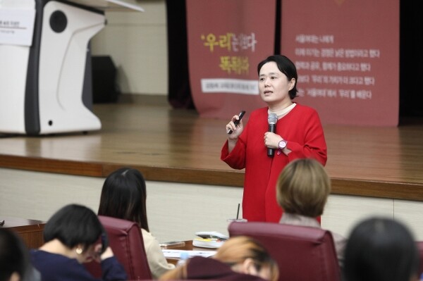 서울여자대학교(총장 전혜정)는 10월 29일 서울시 노원구 서울여대 50주년기념관 국제회의실에서 장영은 성균관대 초빙교수를 초청해 ‘세계 속의 지성인: 여성의 삶과 예술’ 특강을 개최했다. (사진: 서울여대 제공)