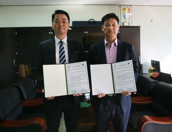 기업계약학과 체결식을 가진 건양대 글로벌호텔관광학과 김근종 학과장(오른쪽)과 신신호텔그룹 김운장 대표