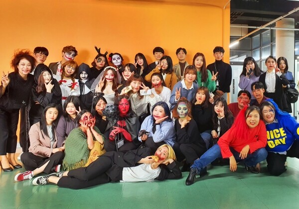 와이즈유(영산대학교, 총장 부구욱) 미용예술학과 2, 3학년 재학생들이 기괴한 분장과 의상을 입고 신나는 할로윈 축제를 즐겼다. (사진: 와이즈유 제공)
