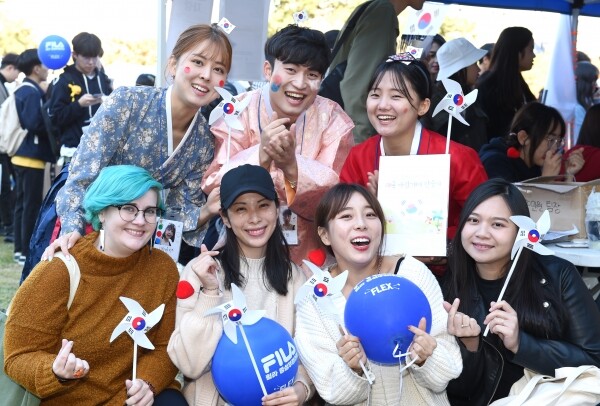 부경대학교(총장 김영섭)가 문화와 정보교류, 체험 활동 중심의 가을축제를 펼쳐 학생들의 호응을 얻고 있다. (사진: 부경대 제공)
