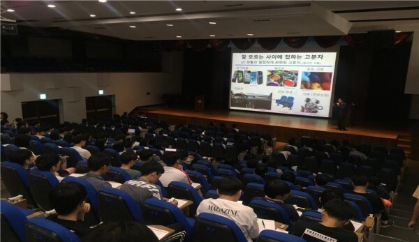 지난 2월 열린 과학나들이에서 김상원 고분자공학과 인하대 교수가 ‘플라스틱 이야기’ 주제로 강연하고 있다.