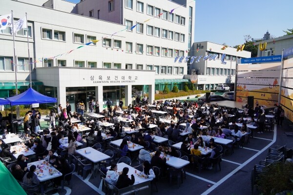 삼육보건대학교(총장 박두한)는 전문대학혁신지원사업의 일환으로 10월 30일 한낮의 건강하SHU프로젝트로 건강밥상을 학생 800여명과 함께 나눴다. (사진: 삼육보건대 제공)