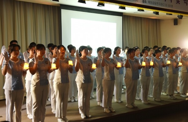 부경대학교(총장 김영섭) 간호학과(학과장 조규영)는 10월 31일 오후 해양공동연구관 3층 강의실에서 제7회 나이팅게일 선서식을 개최했다. (사진: 부경대 제공)