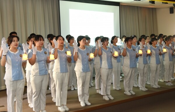 부경대학교(총장 김영섭) 간호학과(학과장 조규영)는 10월 31일 오후 해양공동연구관 3층 강의실에서 제7회 나이팅게일 선서식을 개최했다. (사진: 부경대 제공)