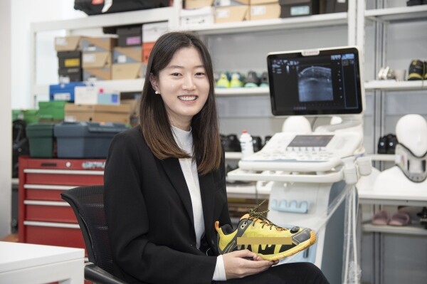 다중 경도 신발을 들고 있는 위재연 씨 (사진: 이화여대 제공)