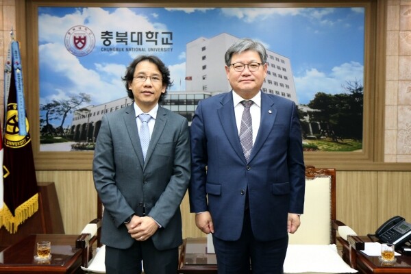 김수갑 총장이 크리스토퍼 폴란코 필리핀 라살아라네타대학 총장(왼쪽)과 기념촬영을 하고 있다.