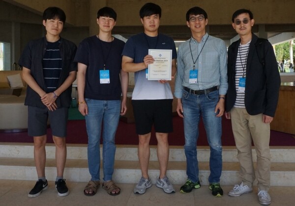왼쪽부터 김아현, 이선재 (전산학부 석사과정), 오상은 (박사과정), 신인식 교수), 스티브 고(미국 버팔로대 교수)