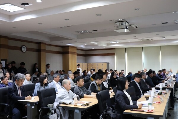 동국대학교(총장 윤성이) 경주캠퍼스 인문학연구소와 신라문화연구소는 10월 31일 오후 2시부터 교내 100주년기념관에서 ‘2019년도 동국대 인문학연구소·신라문화연구소 공동학술대회: 서구로 간 붓다’를 개최했다. (사진: 동국대 제공)