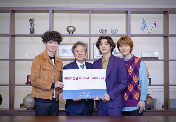 밴드 잔나비가 경희대학교 대동제 때 받은 출연료 전액을 대학에 기부했다. 사진은 10월 30일(수), 경희대 서울캠퍼스 본관에서 열린 발전기금 전달식에서 손혁상 경희대 대외협력부총장(왼쪽에서 두 번째)과 잔나비 멤버들의 모습(사진 왼쪽부터 장경준, 손혁상, 최정훈, 김도형) (사진: 경희대 제공)