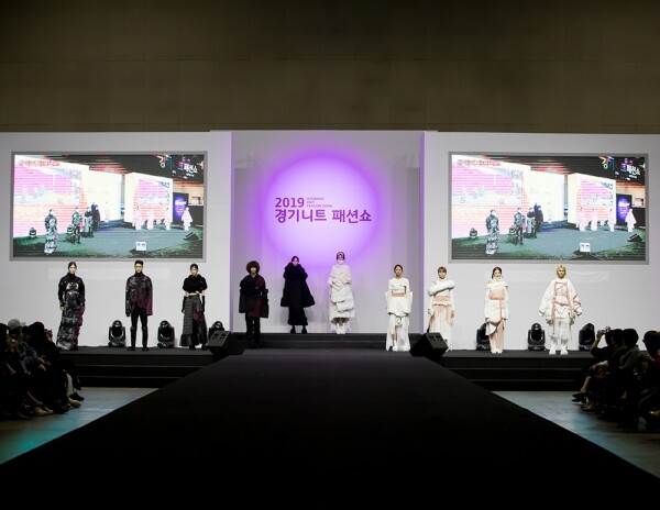 동덕여자대학교(총장 김명애) 패션디자인학과 텍스타일디자인 동아리 ‘위브위브’(지도교수 권성하) 소속 학생들이 경기도와 경기도경제과학진흥원이 주최하는 ‘2019 경기 니트 패션쇼’에서 우수상을 받았다. (사진: 동덕여대 제공)