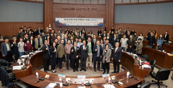 한림대학교(총장 김중수) LINC+사업단(단장 송창근)이 11월 1일 오후 1시 30분 교내 국제회의실에서 ‘지역혁신을 어떻게 할 것인가?-영국의 시민주도형 지역혁신으로부터 배운다’라는 주제로 ‘제2회 한림국제지역혁신포럼’을 개최했다. (사진: 한림대 제공)