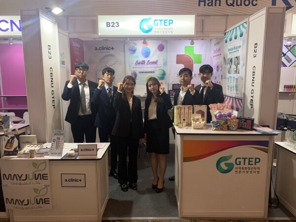 충북대학교 GTEP사업단(장동길, 김효식, 임승연, 김유진, 임동욱, 문정서)이 베트남 뷰토피아 뷰티엑스포 부스에서 기념촬영을 하고 있다.