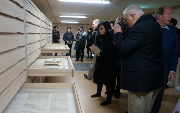 전북대는 지역민들을 위한 수장고 개방 행사인  '찾아가는 박물관 - 열려라 수장고' 프로그램을 내년 2월까지 운영한다. 사진은 전북대 박물관 수장고 관람 모습.