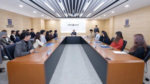 백웅기 상명대 총장과 예비창업자들이 간담회를 진행하고 있다. (사진: 상명대 제공)