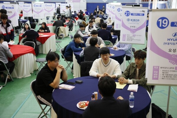 한국산업기술대학교(총장직무대행 박철우, 이하 산기대)는 11월 6일 ‘2019년 제2회 동문선배와 함께하는 진로톡톡(Talk Talk)’ 직무박람회를 교내 체육관에서 진행했다. (사진: 산기대 제공)