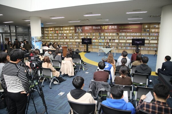 김연수 작가가 6일 가천대 자작나무 라운지에서 열린 북콘서트에서 특강을 하고 있다. (사진: 가천대 제공)