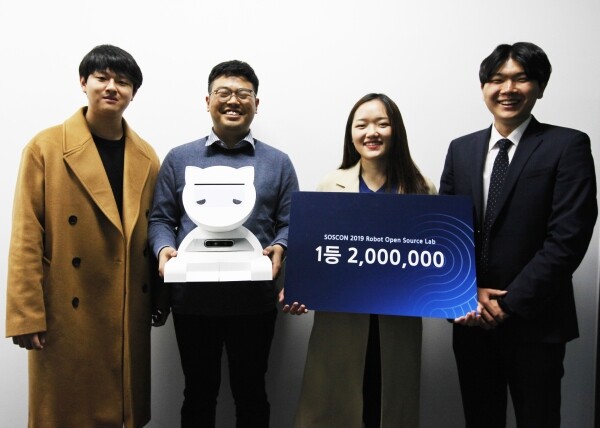‘SOSCON 2019’ 로봇 오픈소스랩에서 대상을 차지한 DGIST 학부생들. 왼쪽부터 김태경, 신관준, 심건희, 임승현 씨.