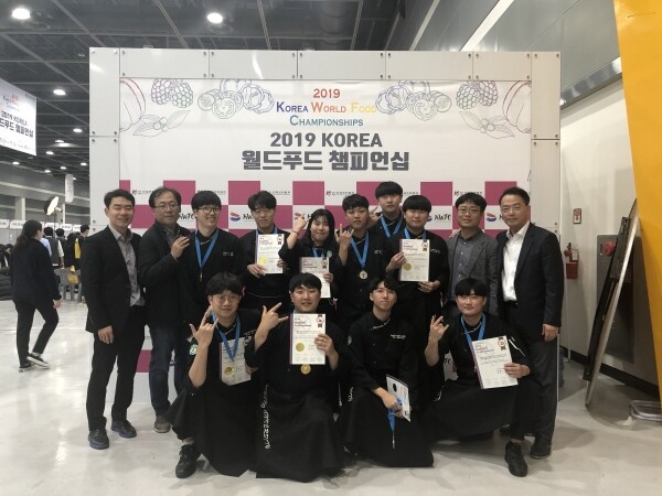 국제요리대회에서 '참가팀 전원 수상'을 달성한 신성대 선수단