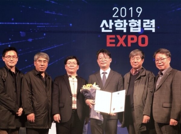 전상학(오른쪽에서 세 번째) 동아대 산학협력단 팀장이 이재열(오른쪽에서 네 번째) 동아대 산학부총장 등 산학협력단 관계자들과 표창 수상 기념촬영을 하고 있다.