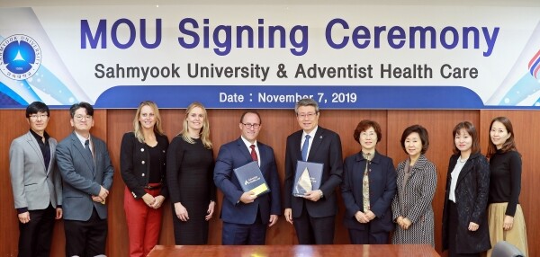 삼육대학교(총장 김성익)가 미국 워싱턴DC 지역 병원그룹인 어드벤티스트 헬스케어(Adventist HealthCare, 이하 AHC)와 간호대학 임상실습을 위한 업무협약(MOU)을 체결했다. (사진: 삼육대 제공)
