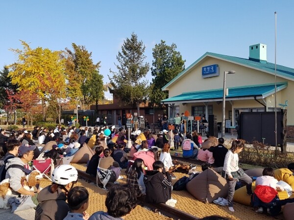 서울여자대학교(총장 전혜정)는 11월 3일 서울시 화랑대 철도공원에서 ‘2019 레스트 포레스트 : 경춘선 숲길 축제’를 개최했다. (사진: 서울여대 제공)