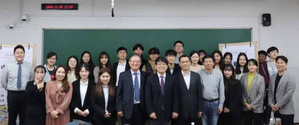 건국대학교 중국 난징대학에서 복수학위를 밟고 있는 파견학생 20명이 11월 5일 난징 시엔린캠퍼스에서 ‘한중의연’ 학술제를 개최했다. (사진: 건국대 제공)