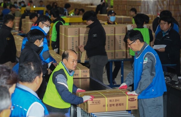11일 오전 세종시 한 인쇄공장에서 인수책임자 및 관계 직원, 중앙협력관 등이 2020학년도 대학수학능력시험 문제지와 답안지를 전국 시험 지구별로 배송하고 있다. (사진: 연합뉴스 제공)