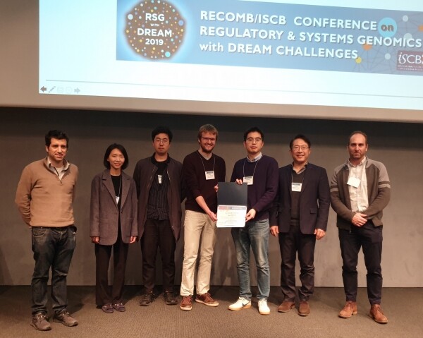 (왼쪽부터) Julio Saez-Rodriguez 교수(RWTH-Aachen University), 전민지 고려대 박사, 김선규 고려대 박사과정, Robert Allaway 박사(Sage Bionetworks), 박성준 고려대 박사과정, 강재우 고려대 교수, Justin Guinney 박사(Sage Bionetworks)가 시상식 후 기념촬영을 하고 있다. (사진: 고려대 제공)